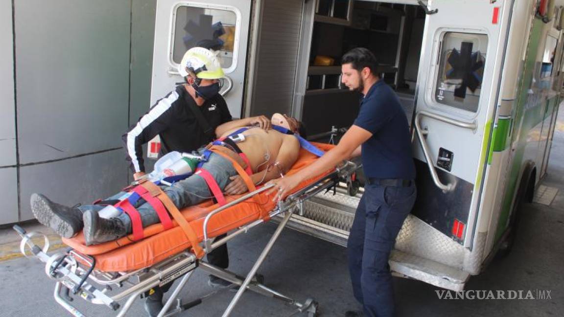 Cae de 3 metros y queda grave mientras reparaba techo en gimnasio del Estadio Francisco I. Madero