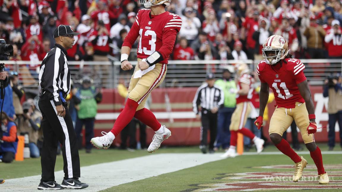 $!El mariscal de campo de los 49ers de San Francisco, Brock Purdy (13), celebra después de correr para anotar un touchdown contra los Bucaneros de Tampa Bay.