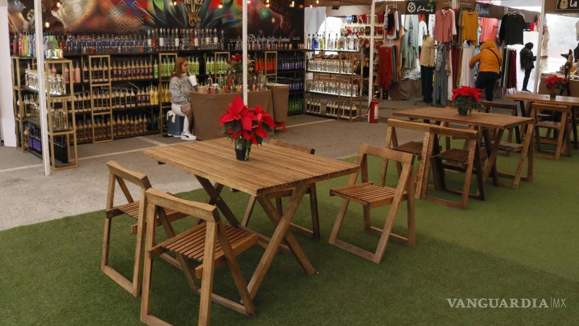 $!¡Ya huele a Navidad! Comienzan a instalarse mercados navideños en Saltillo
