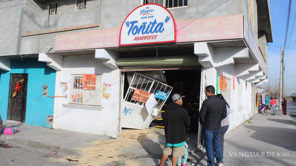 Madre pierde el control de su vehículo y choca contra ‘tiendita’ en Saltillo