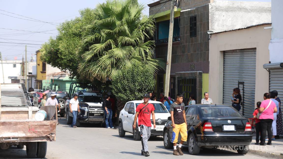 $!El domicilio afectado por el incendio fue resguardado desde las primeras horas del día por elementos de la Agencia de Investigación Criminal.