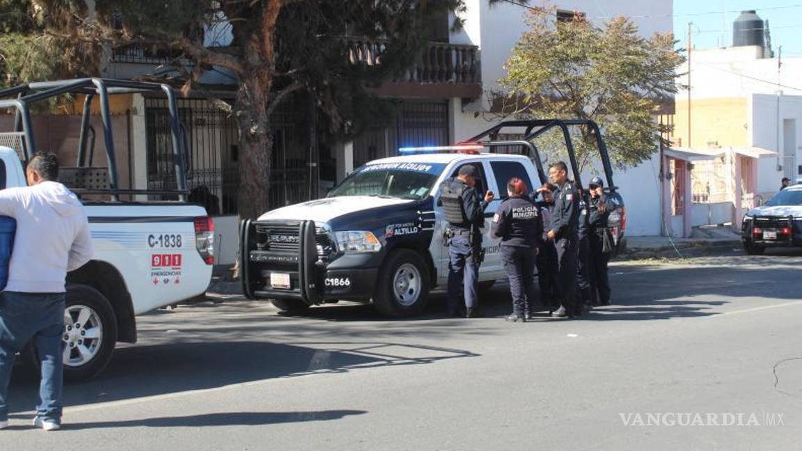 $!La detención del chofer ocurrió en plena vía pública, donde testigos señalaron un uso excesivo de la fuerza por parte de la policía.