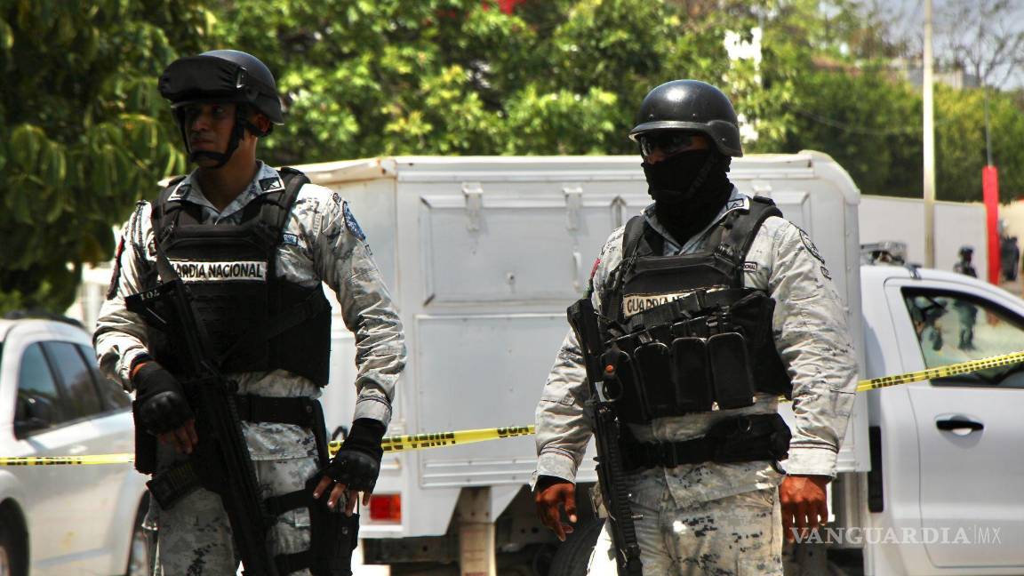 $!Dos escoltas del político murieron por los impactos, mientras que otro resultó herido; al momento se encuentran autoridades resguardando el lugar.