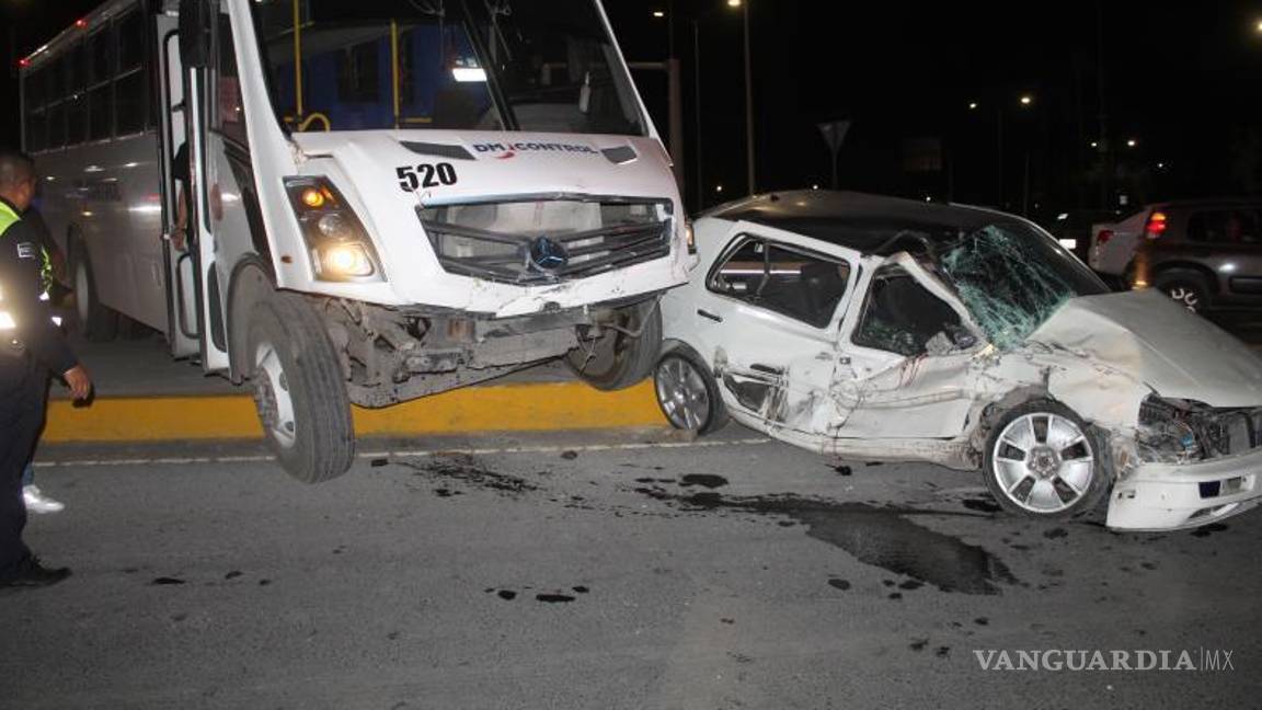 $!El Volkswagen Golf quedó destrozado tras el impacto contra el camión de transporte de personal.