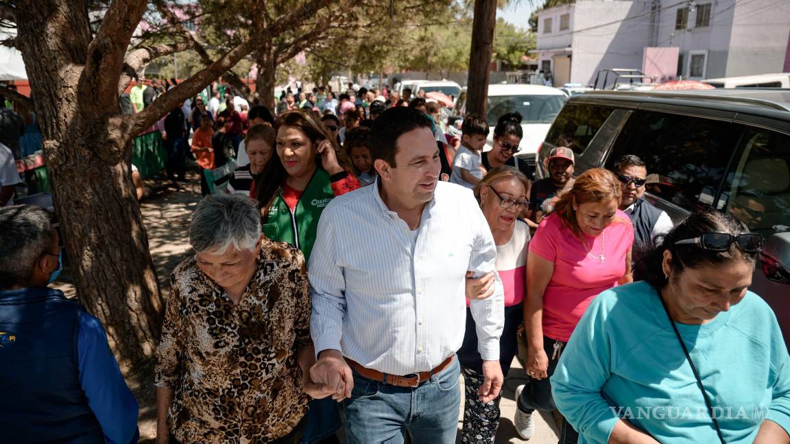 $!El alcalde Javier Díaz recorrió algunas cuadras de la colonia La Herradura, acompañado de decenas de vecinos.