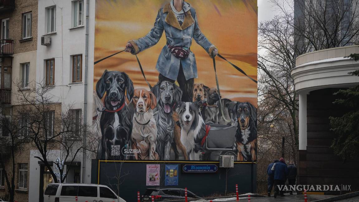 $!Este mural muestra a Anastasia Tykha, voluntaria en un zoo, con perros, en un edificio de apartamentos en Kiev, Ucrania, el 19 de enero de 2024.