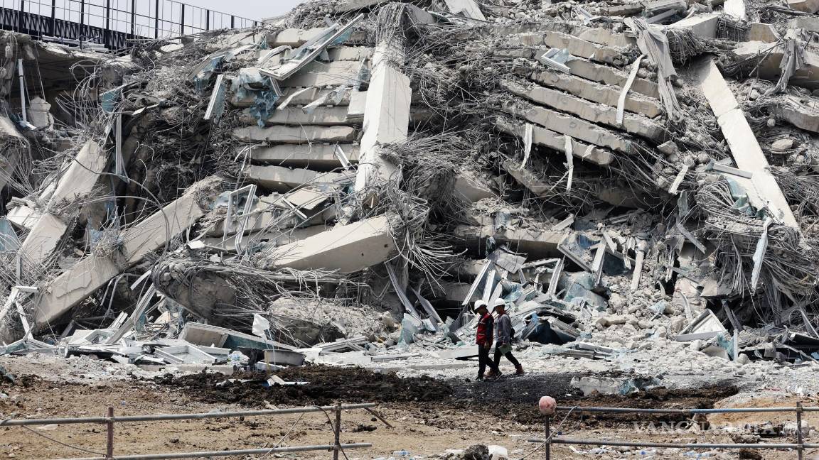 $!Los equipos de rescate caminan junto a los escombros de un edificio derrumbado durante una operación de búsqueda de sobrevivientes en Bangkok, Tailandia.
