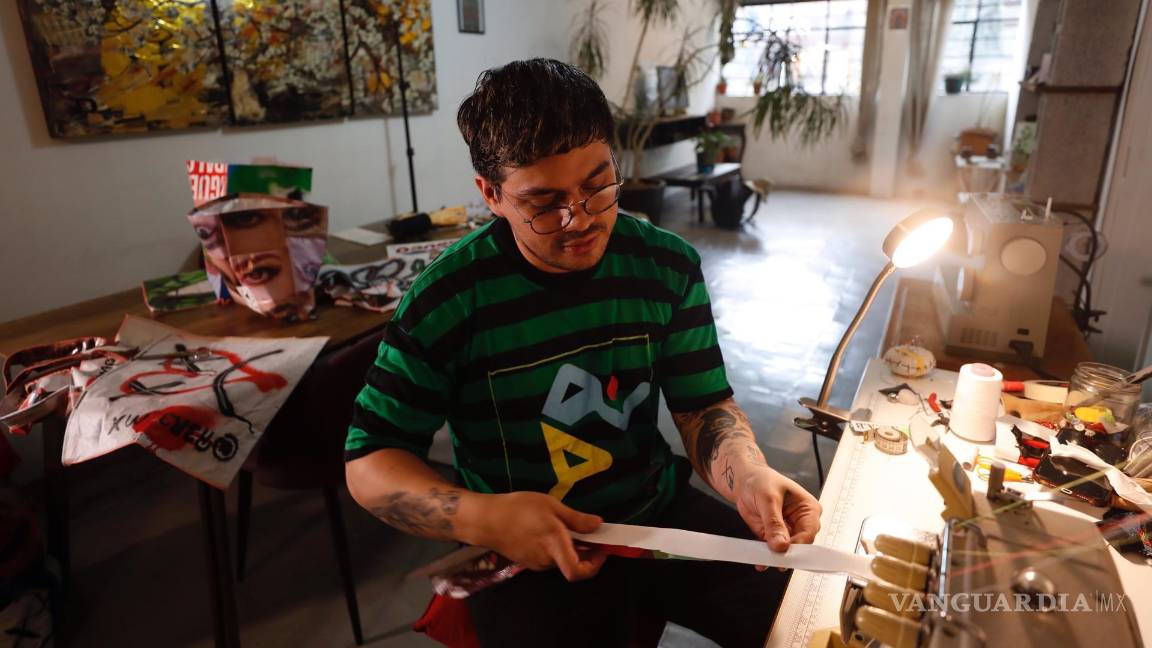 $!El diseñador de moda Camilo Morales, trabaja en su taller durante en la Ciudad de México (México).