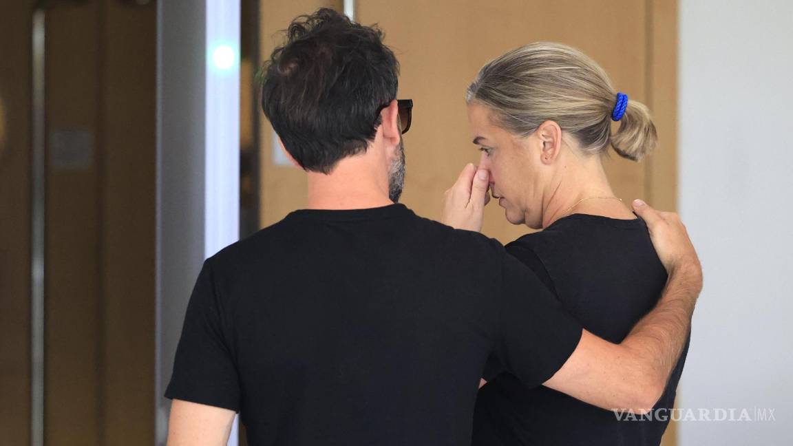 $!El hijo de Gisele Pelicot, Florian (izq.) y su hija Caroline Darian (der.) salen del tribunal penal en Aviñón. Francia.