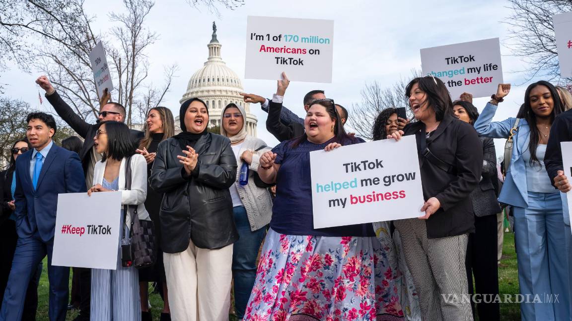 $!Personas a favor de TikTok se reúnen en el Capitolio en Washington.