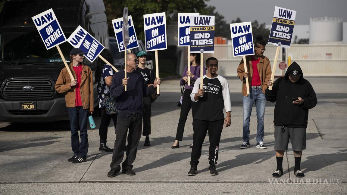 $!UAW anunció que extenderá su huelga en EE.UU. contra Stellantis y General Motors.