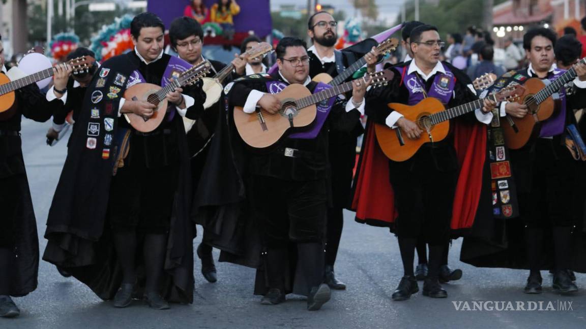 Desfile en Saltillo para arrancar la Fiesta Internacional de las Artes 2023
