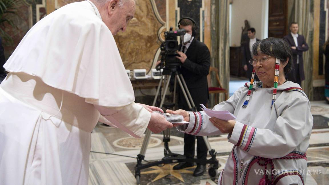 $!El Papa Francisco recibe a una delegación de los Pueblos Indígenas de Canadá, en Ciudad del Vaticano.