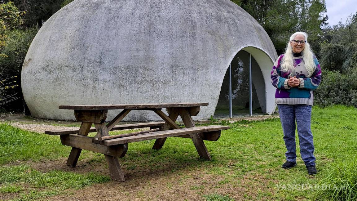 $!Ariela Barry, responsable de las instituciones educativas de la localidad frente al centro comunitario espiritual.