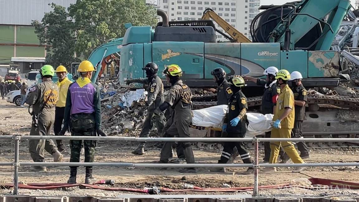 $!Decenas de rescatistas de Tailandia buscan este sábado supervivientes entre los escombros de un edificio en obras que colapsó en Bangkok.