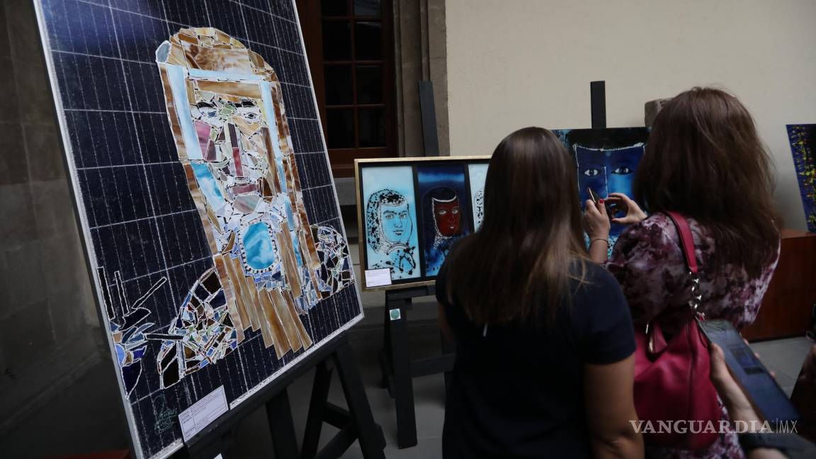 $!Varias personas acuden a la inauguración de la exposición 33 Sor Juanas y mil hombres necios, en Ciudad de México (México).