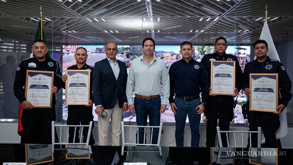 $!Elementos de la Policía Municipal galardonados por su heroica intervención en un incendio en la colonia Satélite Norte.