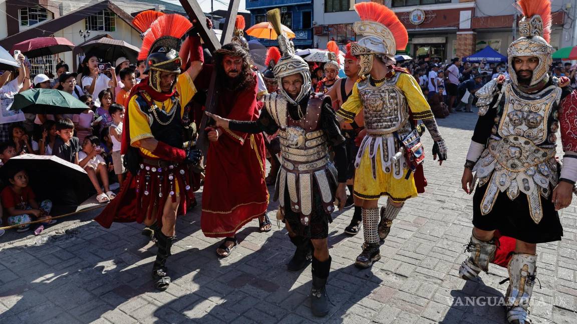 $!Las crucifixiones de Filipinas son una de las celebraciones de Semana Santa más peculiares del mundo y Ruben Enaje es un conocido participante de esta tradición.