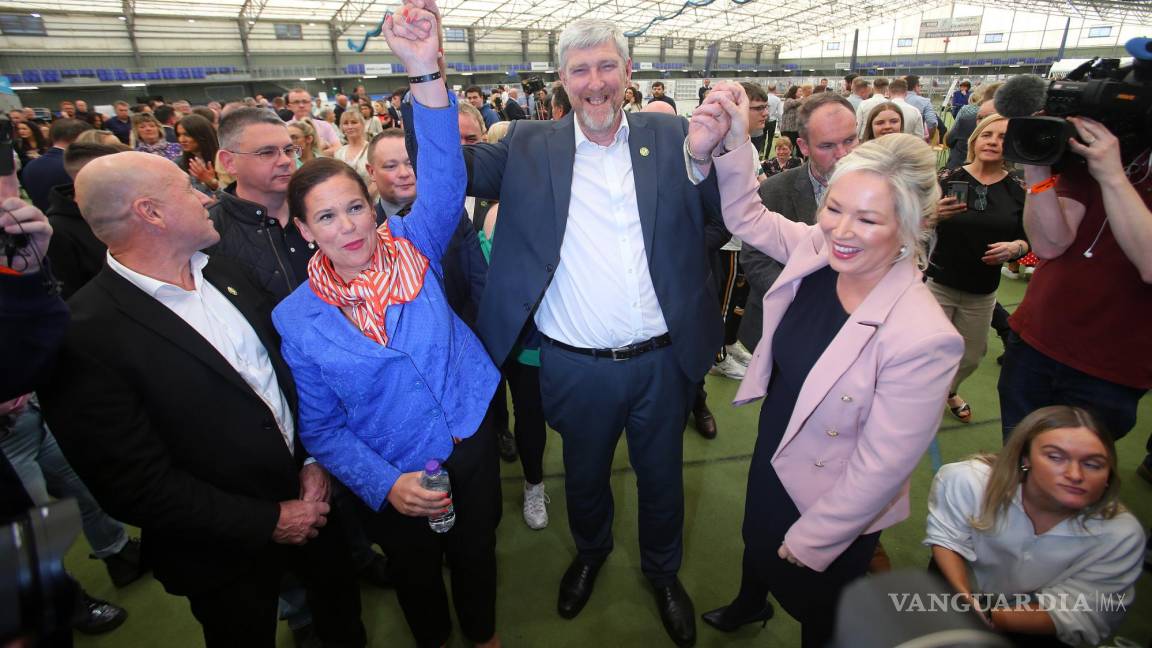 $!(I-D) La líder del Sinn Fein, Mary Lou McDonald, John O’Dowd y la vicepresidenta del Sinn Fein, Michelle O’Neill en Magherafelt, Irlanda del Norte.