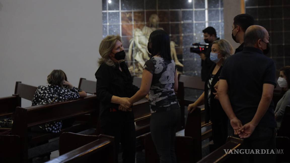 $!Su esposa Lucila Ruiz Múzquiz y sus hijos e hijas Federico y Lucy Elisa Mendoza Ruiz, Carla y Elisa Mendoza Altamira, estuvieron al frente de la ceremonia fúnebre.