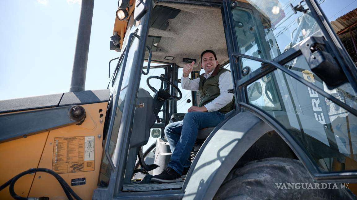 $!El alcalde Javier Díaz puso en marcha la obra de pavimentación en la lateral de la calzada Antonio Narro.