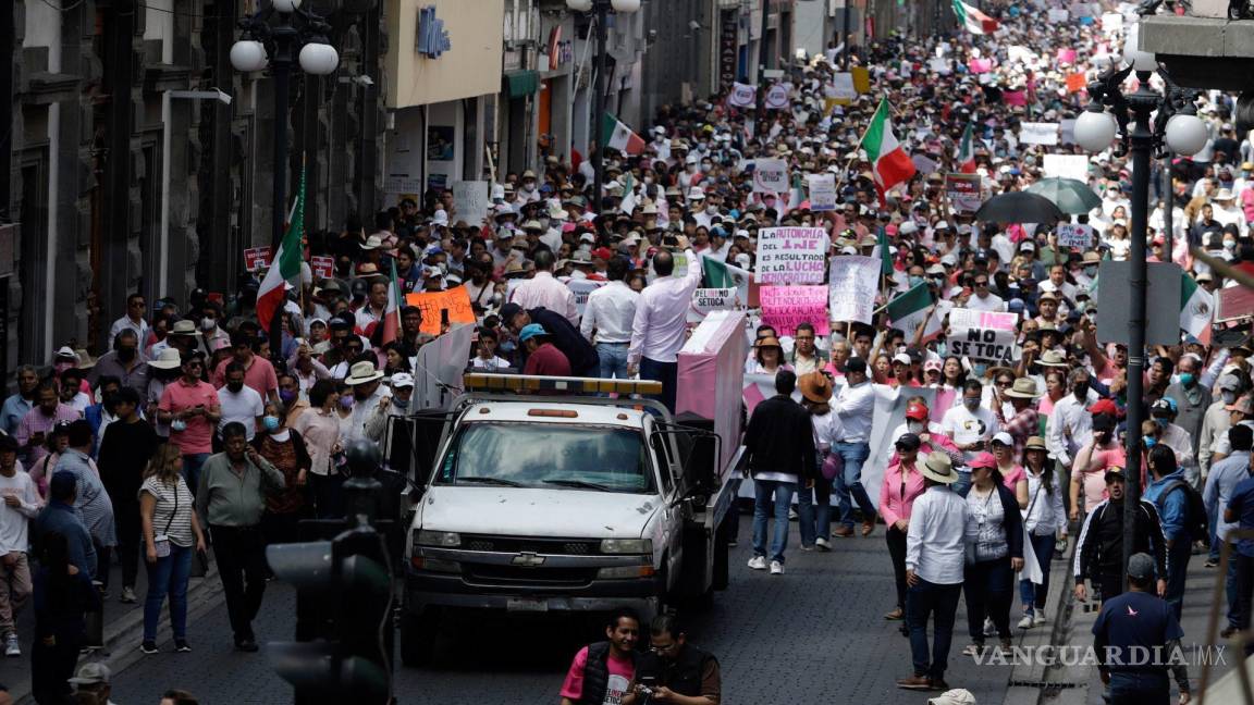 $!Poblanos marcharon por las calles del centro histórico en la Marcha por la Democracia en defensa del INE.