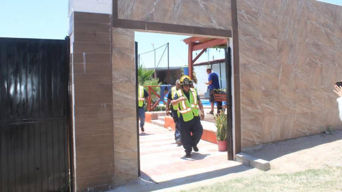 $!Las tres personas lesionadas, dos adultos y un menor, fueron estabilizadas en el lugar y trasladadas de inmediato a la Clínica 2 del IMSS por paramédicos.