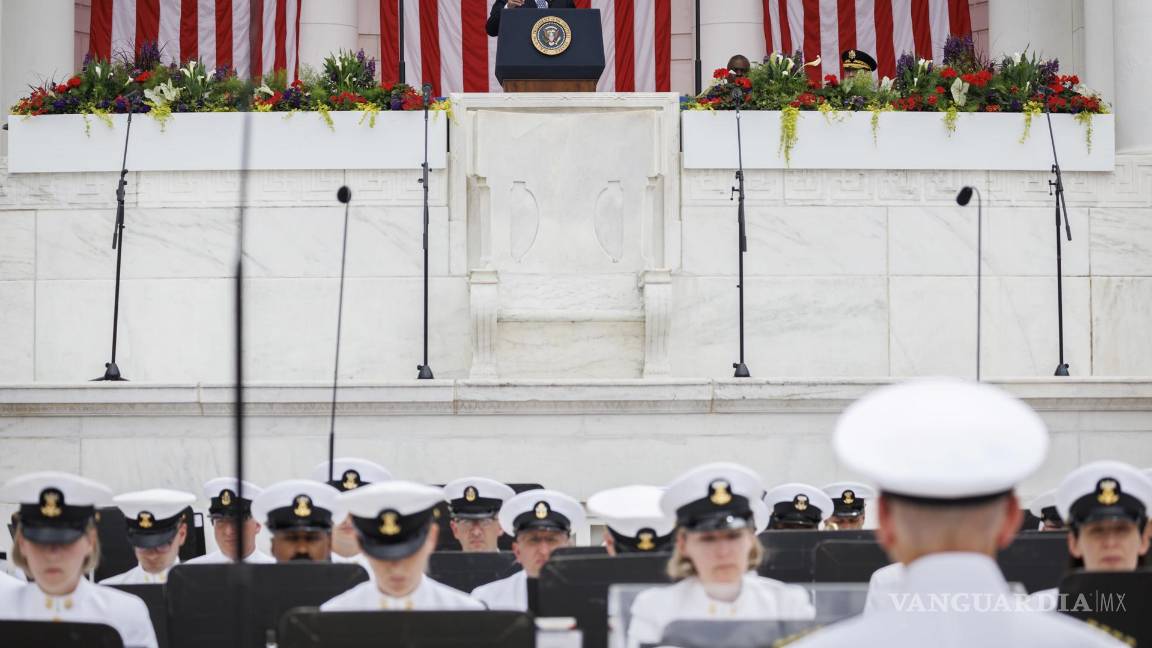 $!El presidente de los Estados Unidos, Joe Biden, habla durante un discurso del Día de los Caídos en el Cementerio Nacional de Arlington en Arlington, Virginia.