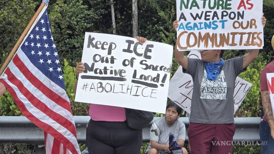 $!Personas sostienen carteles durante una protesta junto al centro de detención para migrantes 'Alligator Alcatraz'.