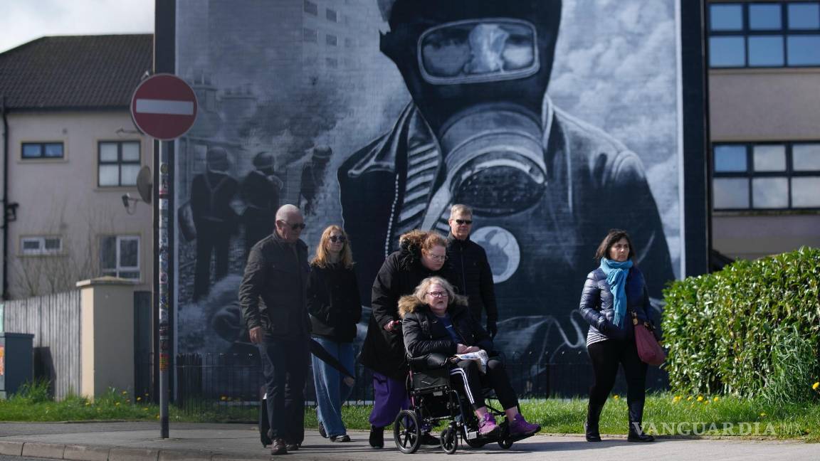 $!Los turistas caminan más allá de un mural en la esquina ‘Free Derry’ en Londonderry, Irlanda del Norte.