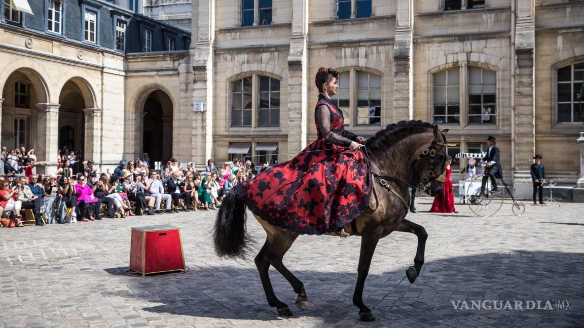 $!Una modelo a caballo presenta una creación de la colección Otoño/Invierno 2022/23 del diseñador francés Franck Sorbier en la Semana de la Moda de París.