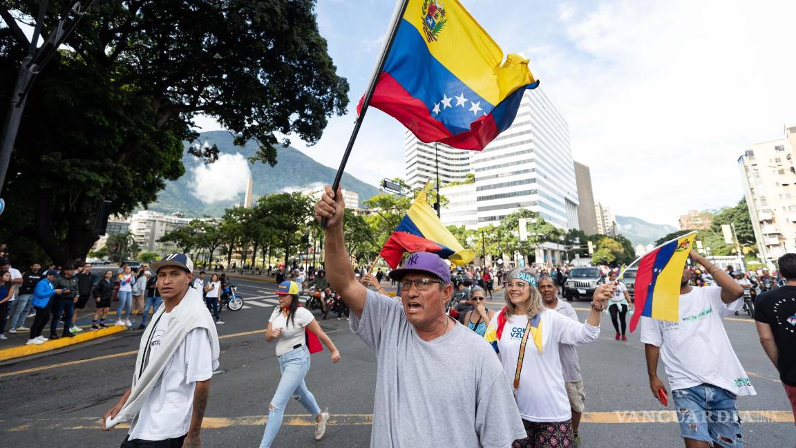$!Personas durante una protesta por los resultados de las elecciones presidenciales en Caracas (Venezuela).