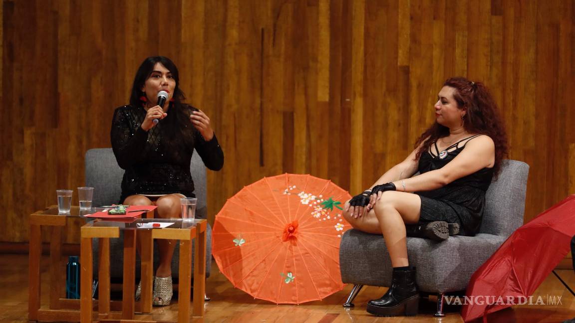 $!La defensora de derechos humanos y trabajadora sexual Natalia Lane (i) y la fundadora de Comando Trans Interseccional en Mérida, Muñeca Martínez, participan este martes durante el anuncio de la Coalición Laboral (CLaP), en Ciudad de México (México) | Foto: EFE