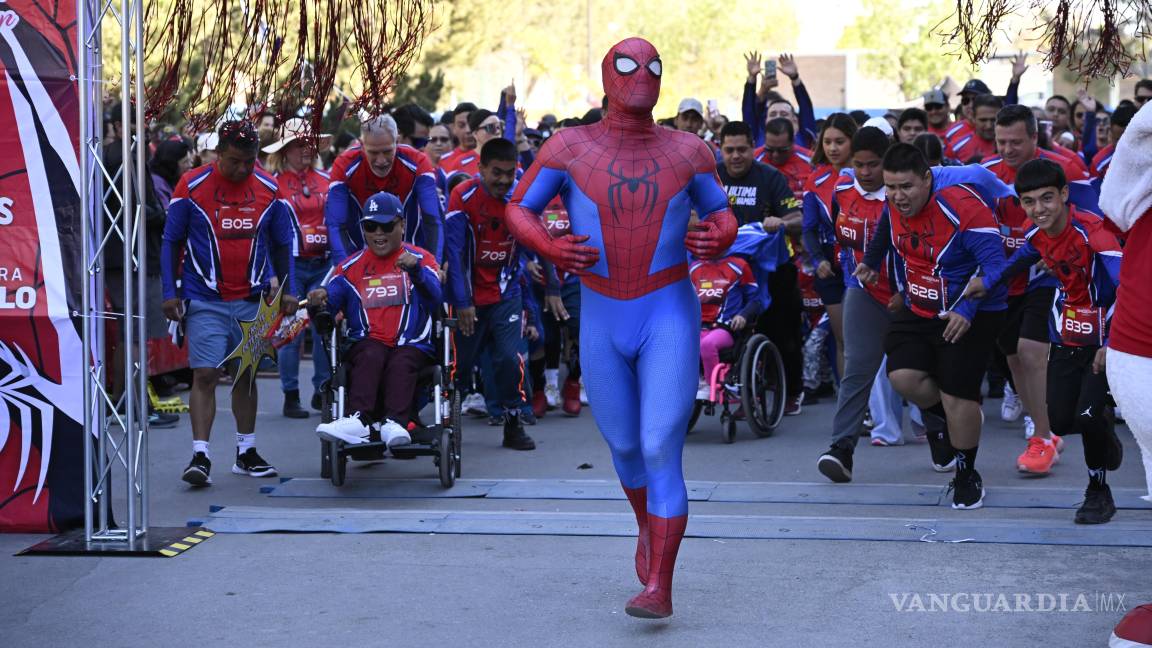 $!Spider-Man y Felizardo animaron a los participantes durante el arranque de la carrera.
