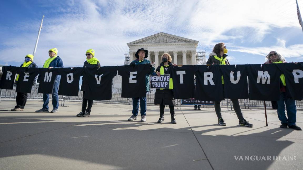 $!Manifestantes frente a la Corte Suprema mientras los jueces escuchan los argumentos de Trump contra Anderson en Washington, DC