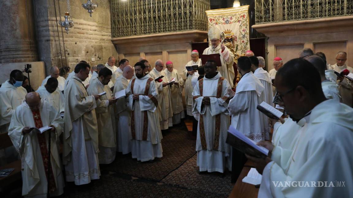 $!Clérigos latinos participan en la procesión del Jueves Santo en la Ciudad Vieja de Jerusalén.