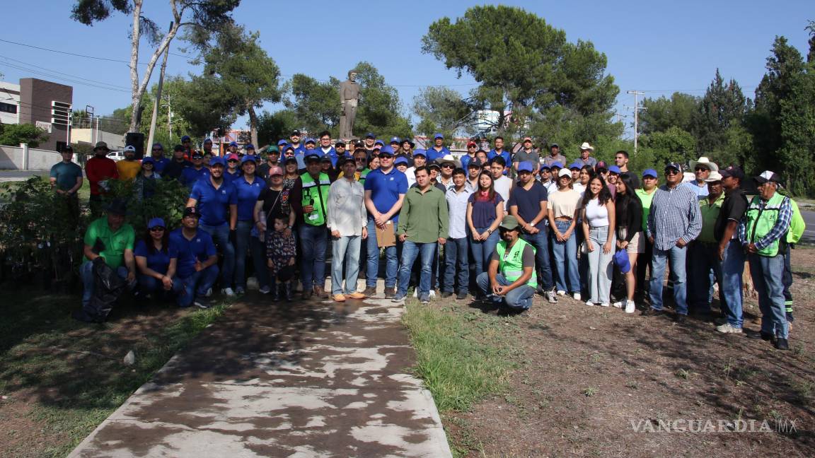 $!Integrantes del Instituto Municipal de la Juventud participaron activamente en las tareas de plantación.