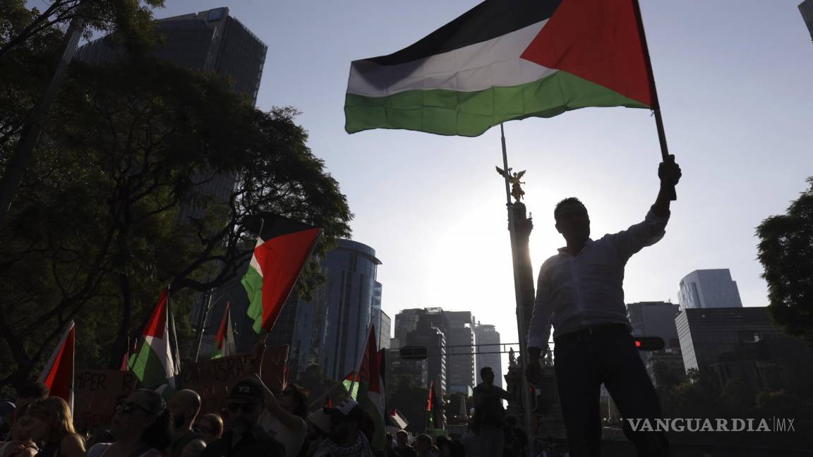 $!Un hombre ondea una bandera palestina durante una marcha contra la guerra entre Israel y Hamás y en apoyo a los palestinos en Gaza, en la Ciudad de México.
