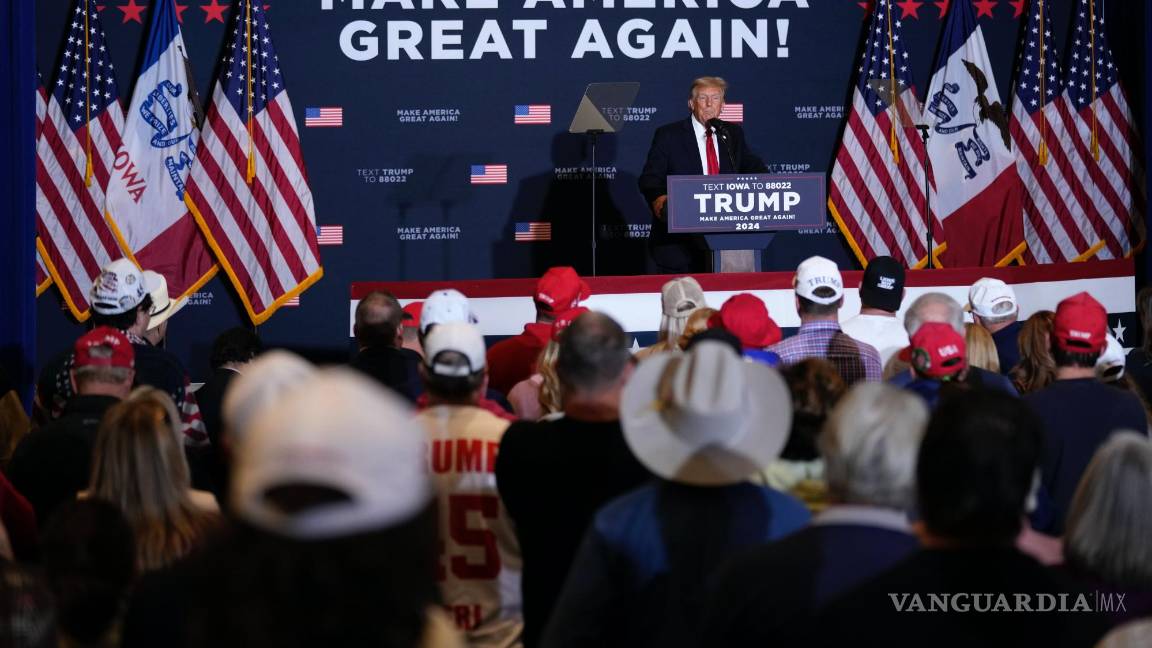 $!El expresidente Donald Trump habla durante un mitin de compromiso con el caucus, el miércoles 13 de diciembre de 2023, en Coralville, Iowa.