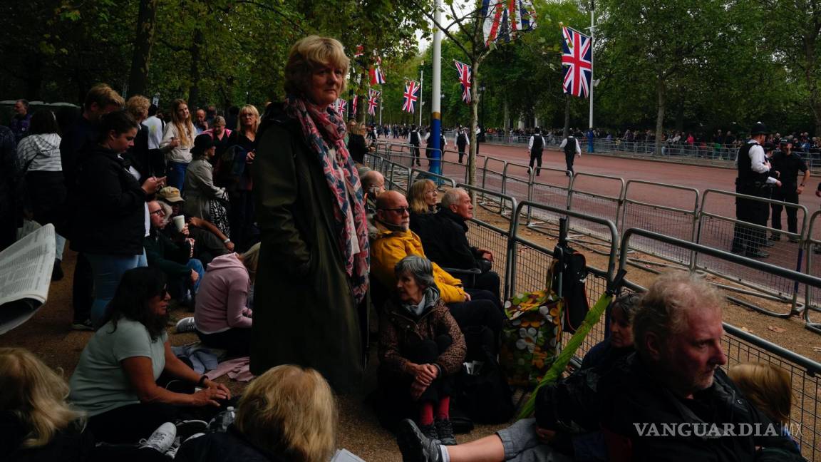 $!La gente se reúne para la procesión del ataúd de la reina Isabel II desde el Palacio de Buckingham hasta el Westminster Hall, en Londres.