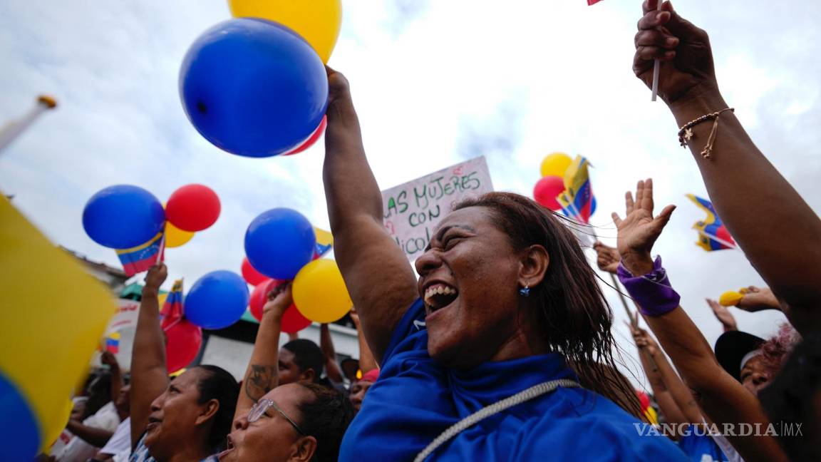 $!Partidarios del presidente venezolano Nicolás Maduro lo apoyan durante un acto de campaña el viernes 31 de mayo de 2024, en Guatire, Venezuela.