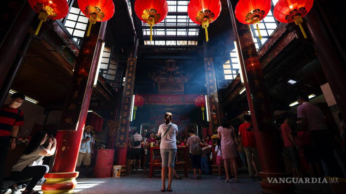 $!Malayos de etnia china rezan en el primer día del Año Nuevo Lunar en un templo en Kuala Lumpur, Malasia.