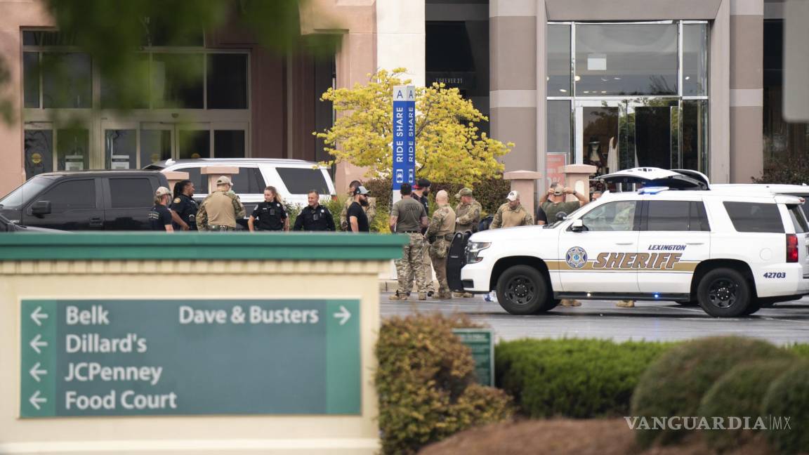 $!Varios policías se reúnen el sábado 16 de abril de 2022 afuera del centro comercial Columbiana Centre en Columbia, Carolina del Sur, después de un tiroteo.