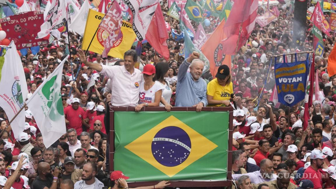 $!El expresidente de Brasil, Luiz Inácio Lula da Silva, y el candidato a gobernador de Sao Paulo, Fernando Haddad, saludan a sus partidarios en Sao Paulo, Brasil.