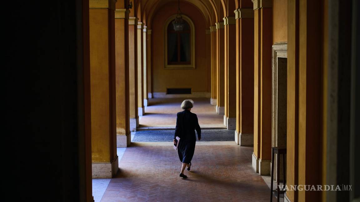 $!La hermana Nathalie Becquart camina dentro de la Secretaría General del Sínodo en Roma el sábado 10 de mayo de 2025.