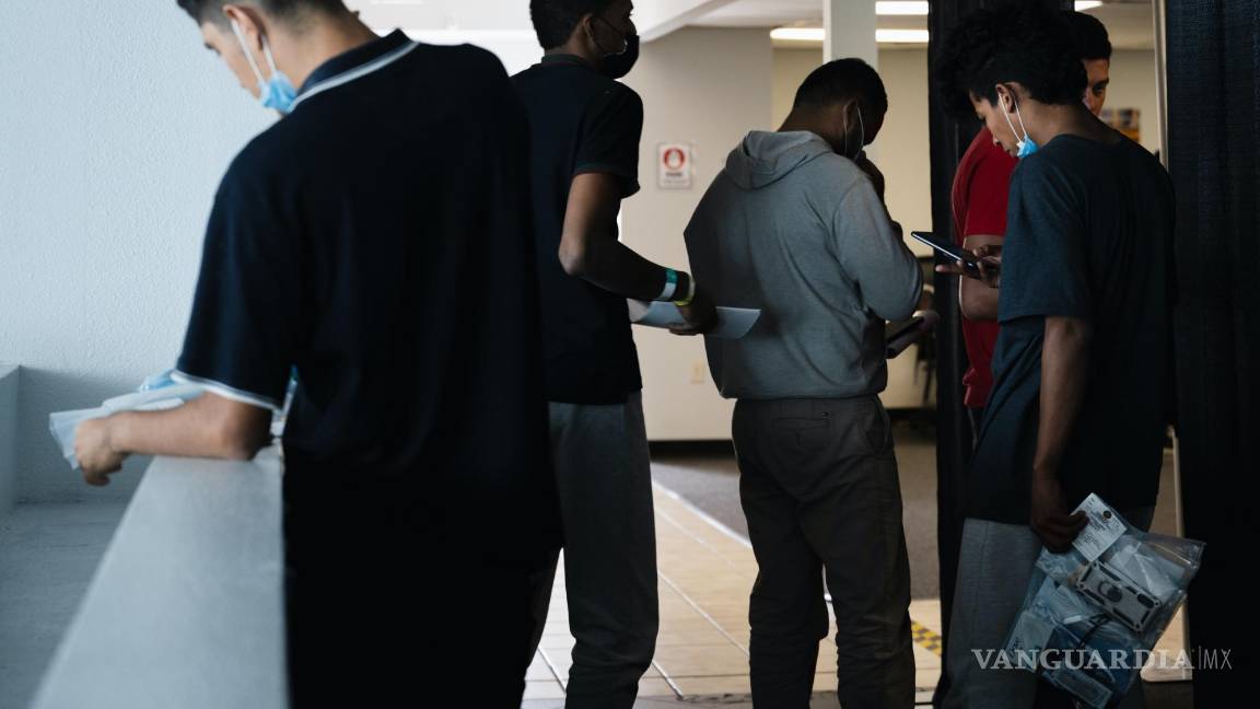 $!Personas formadas dentro del Centro de Servicios de Apoyo a Migrantes del Condado de El Paso, en El Paso, Texas.