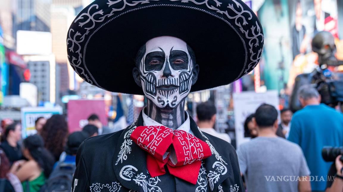 $!Artistas con disfraces alusivos a las catrinas asisten a la presentación de la Catrina Monumental Atlixquense en Times Square, Nueva York.