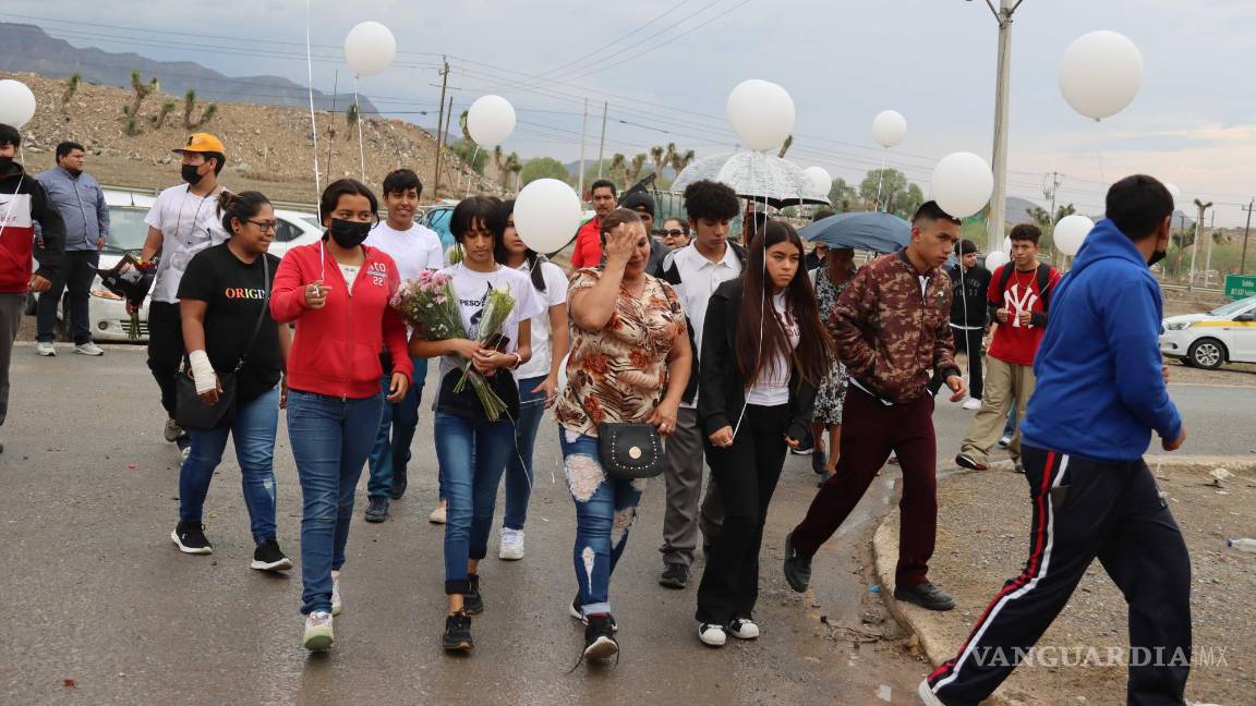 $!Tras salir de las capillas, los familiares la trasladaron en la carroza a las instalaciones eclesiásticas, donde se encontraban los compañeros de la estudiante.