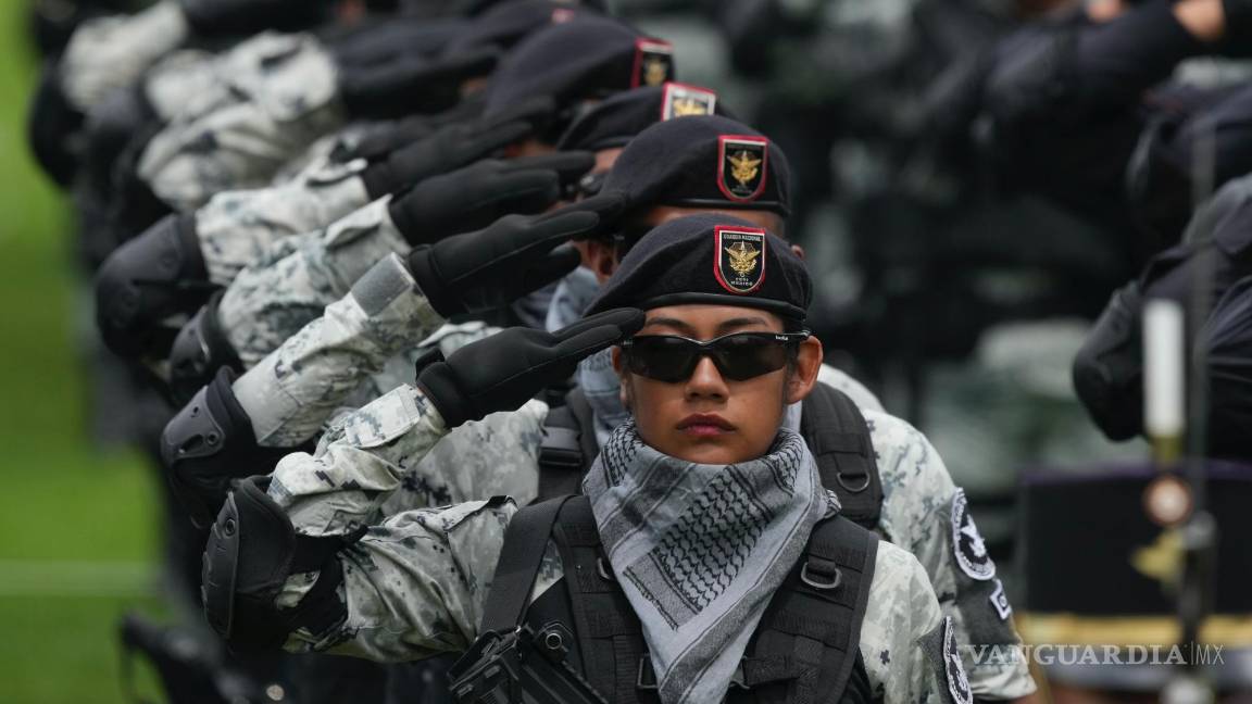 $!Oficiales de la Guardia Nacional saludan al presidente Andrés Manuel López Obrador durante una ceremonia que conmemora el quinto aniversario de la GN.