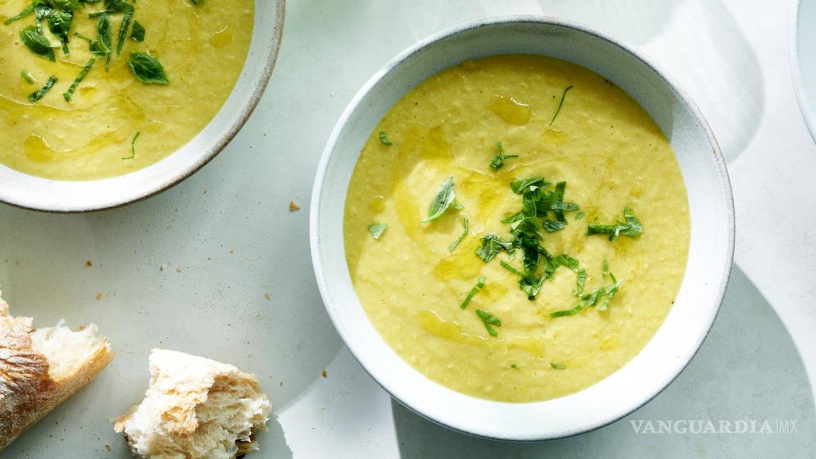 Receta navideña: Sopa cremosa de maíz con albahaca